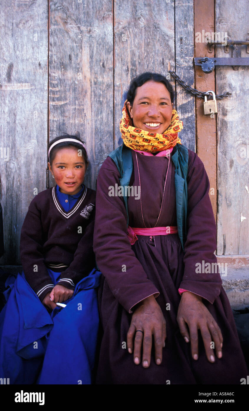 Ladakhi Mutter Kind im Zentralmarkt Leh Ladakh eine Fläche mit einer überwiegend tibetisch-buddhistischen Bevölkerung Stockfoto