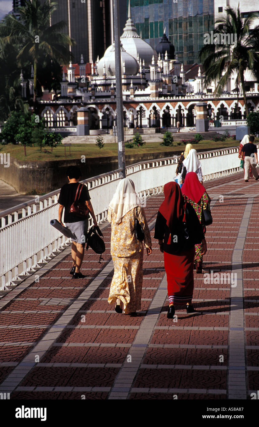 Malaysische Frauen zu Fuß in Richtung Masjid Jamek Moschee Kulala Lumpur Malaysia Stockfoto