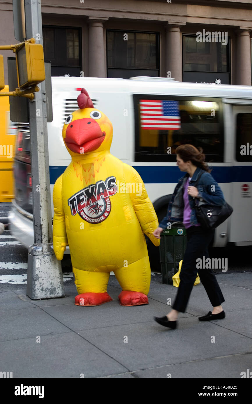 Mann gekleidet als Huhn für Restaurantwerbung in New York City, USA Stockfoto