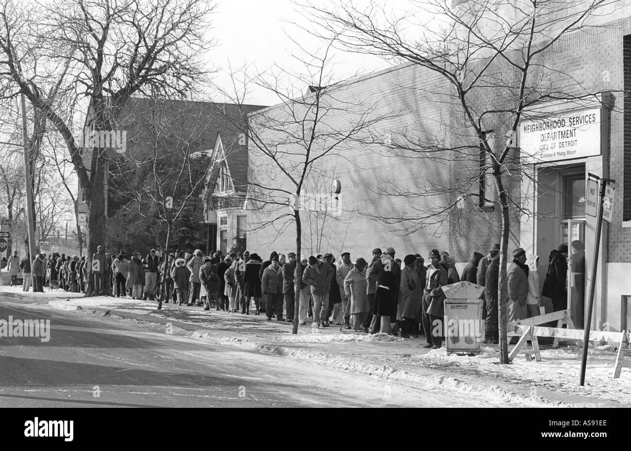 Detroit Michigan Arbeitslose Detroit Bewohner Line-up für die Verteilung der freien Regierung überschüssige Lebensmittel Stockfoto