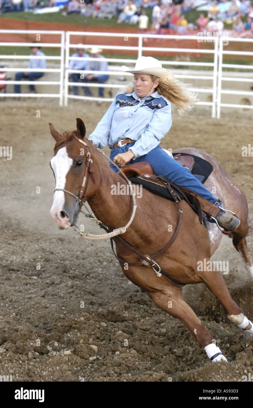Weibchen konkurrieren im Rodeo-Lauf-Wettbewerb Stockfoto