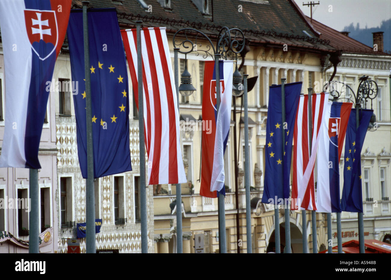 Europäische Union Flaggen am Stadtplatz Banska Bystrica, Slowakei Stockfoto