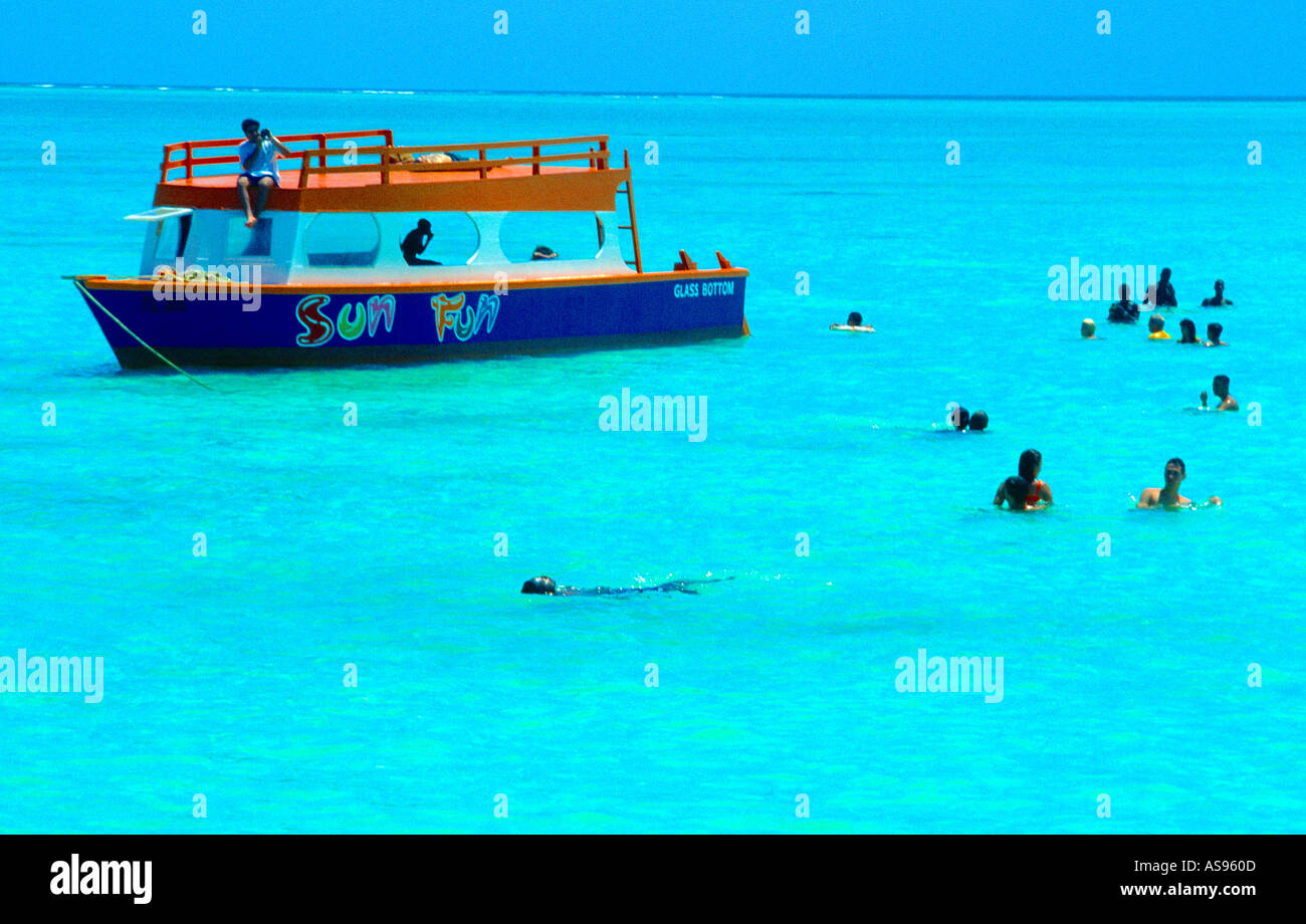 Nylon Pool Tobago von Pigeon Point Menschen schwimmen Glasbodenboot Stockfoto