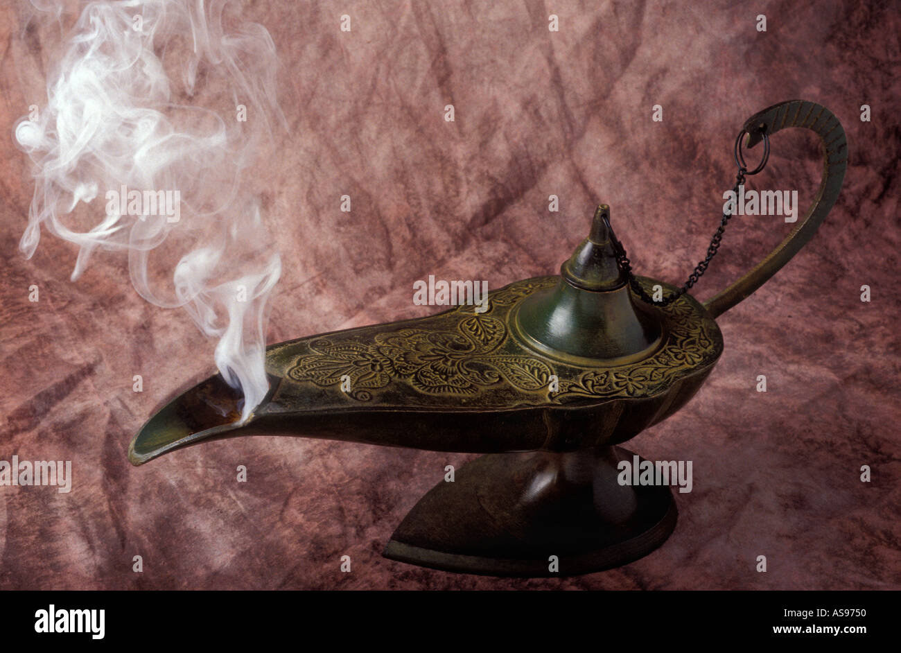 Wunderlampe mit Rauch, Rub dreimal und ein Geist erscheint Stockfoto