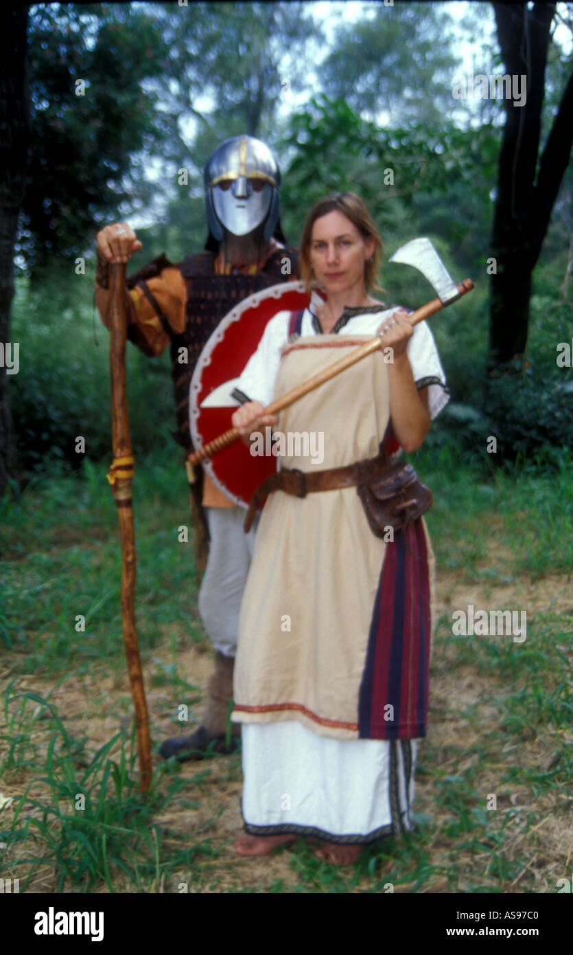 männliche und weibliche nordische Krieger Erholung Gesellschaft Kleidung  Kostüm Schild Kleid uralte antike Stockfotografie - Alamy