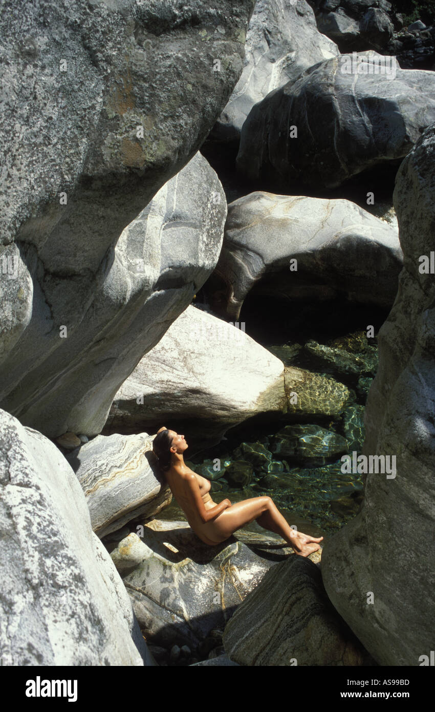 Nackte Frau im Tal der Verzasca Tessin Schweiz Stockfotografie - Alamy