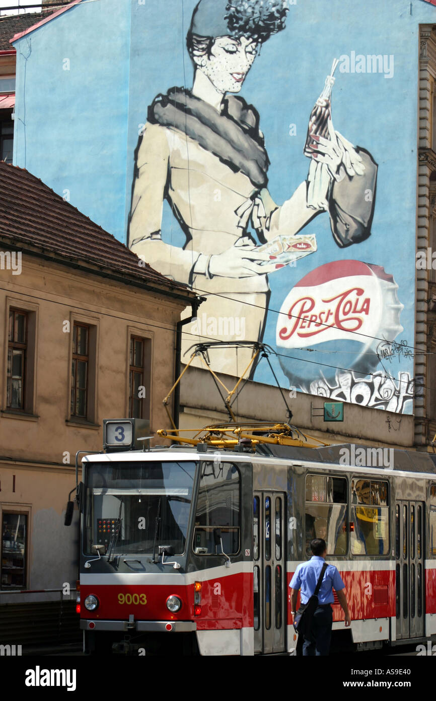 Straßenbahnen und Werbung in Prag Stockfoto