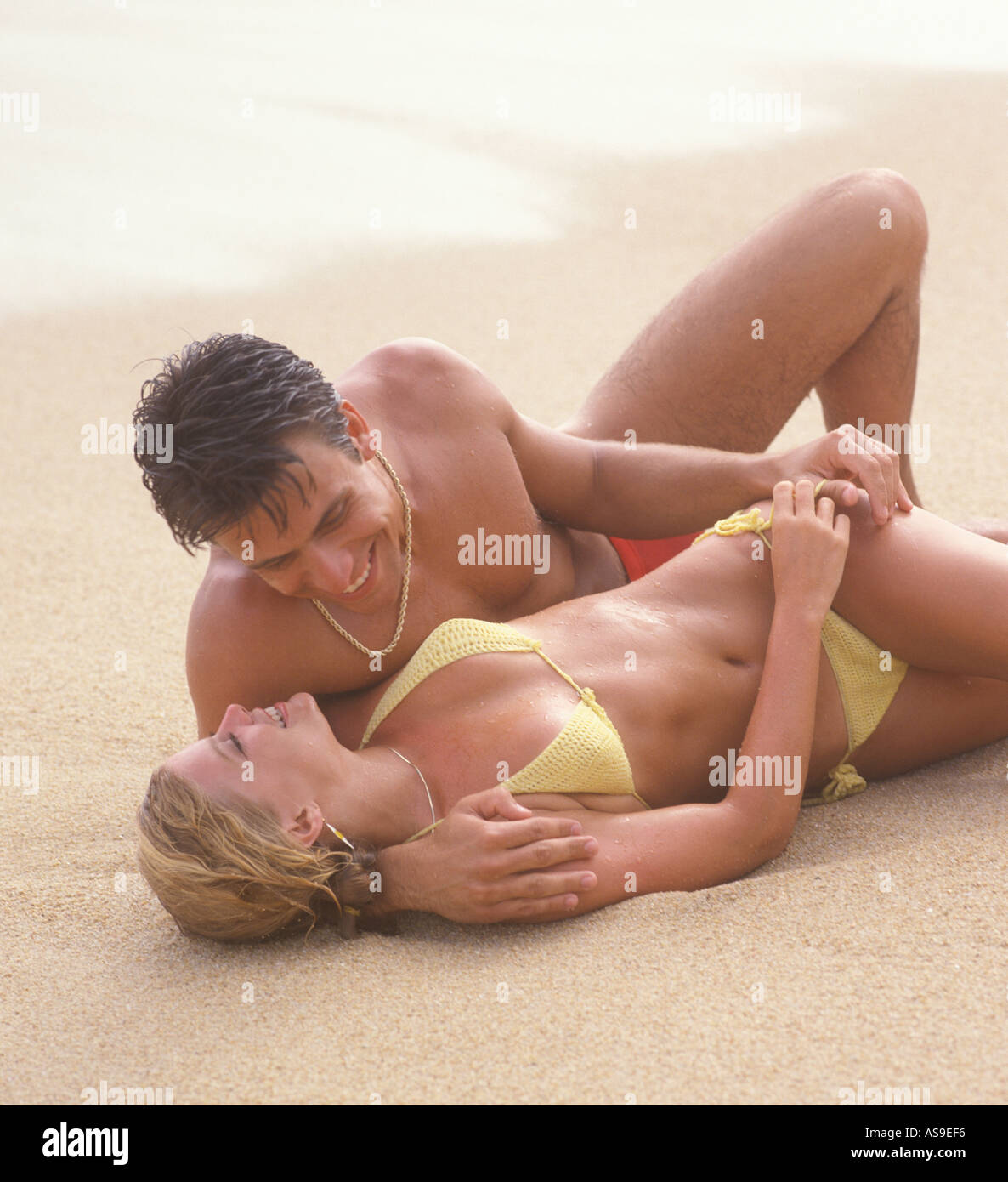 paar am Strand von Acapulco Mexiko umarmen Stockfoto