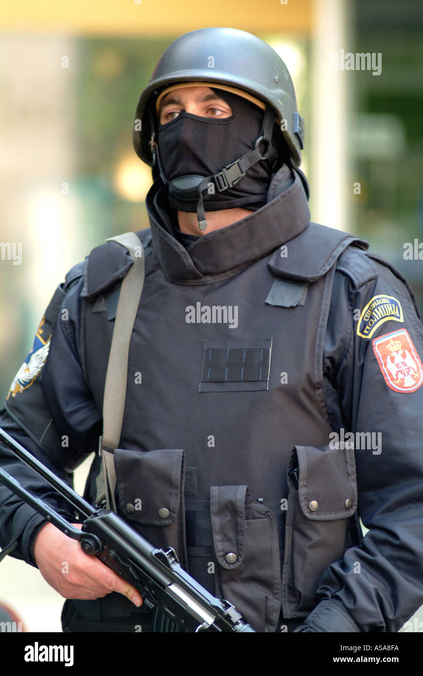 Bosnische Serben Special Forces Polizisten bei einer Razzia gegen die organisierte Kriminalität Stockfoto