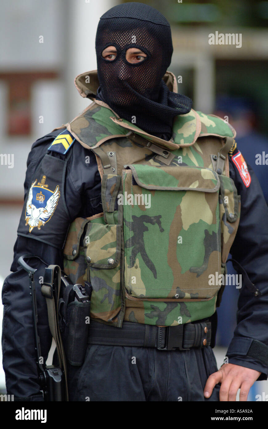 Bosnische Serben Special Forces Polizisten auf den Straßen bei Razzia gegen die organisierte Kriminalität Stockfoto