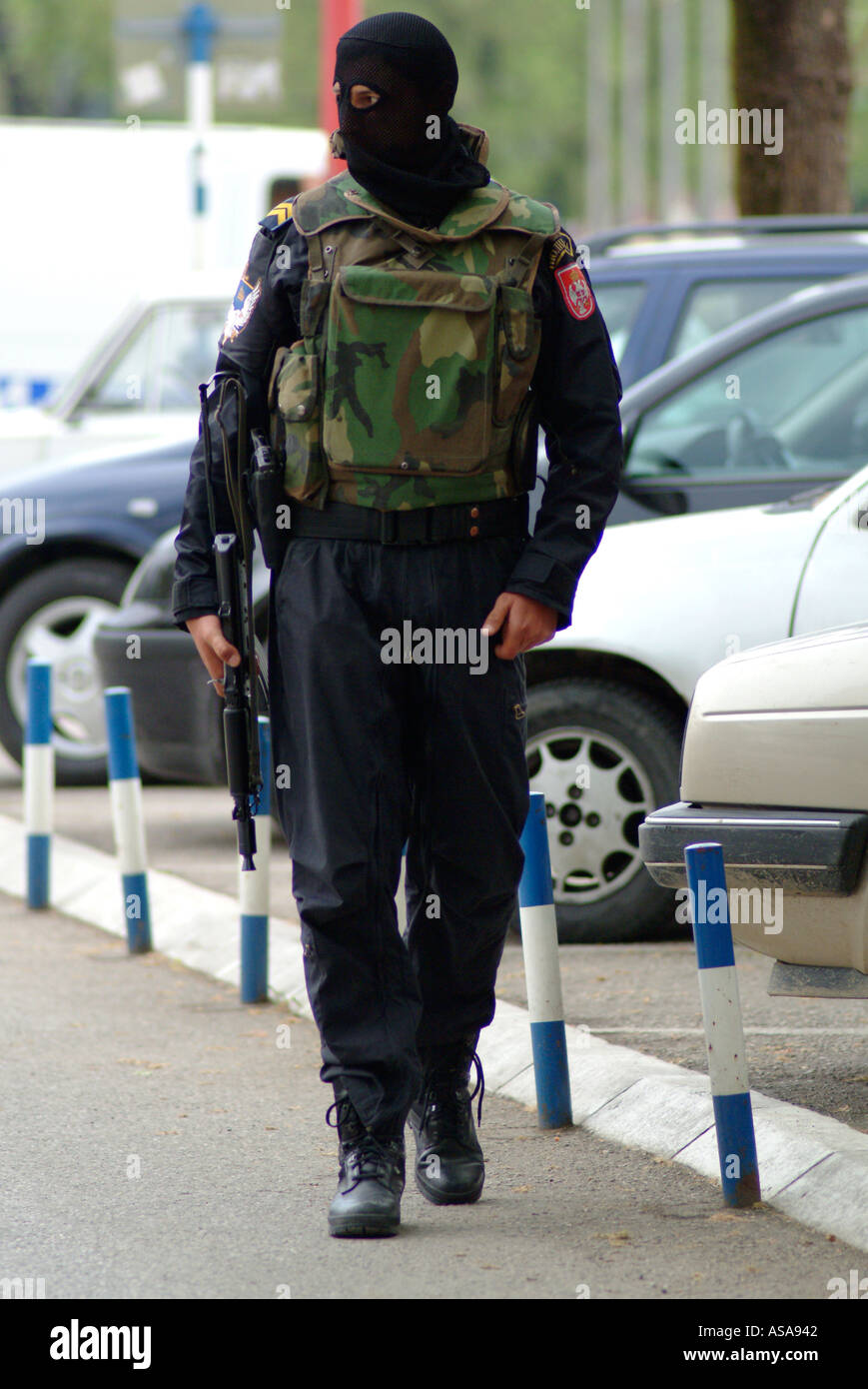 Bosnische Serben Special Forces Polizisten auf den Straßen bei Razzia gegen die organisierte Kriminalität Stockfoto