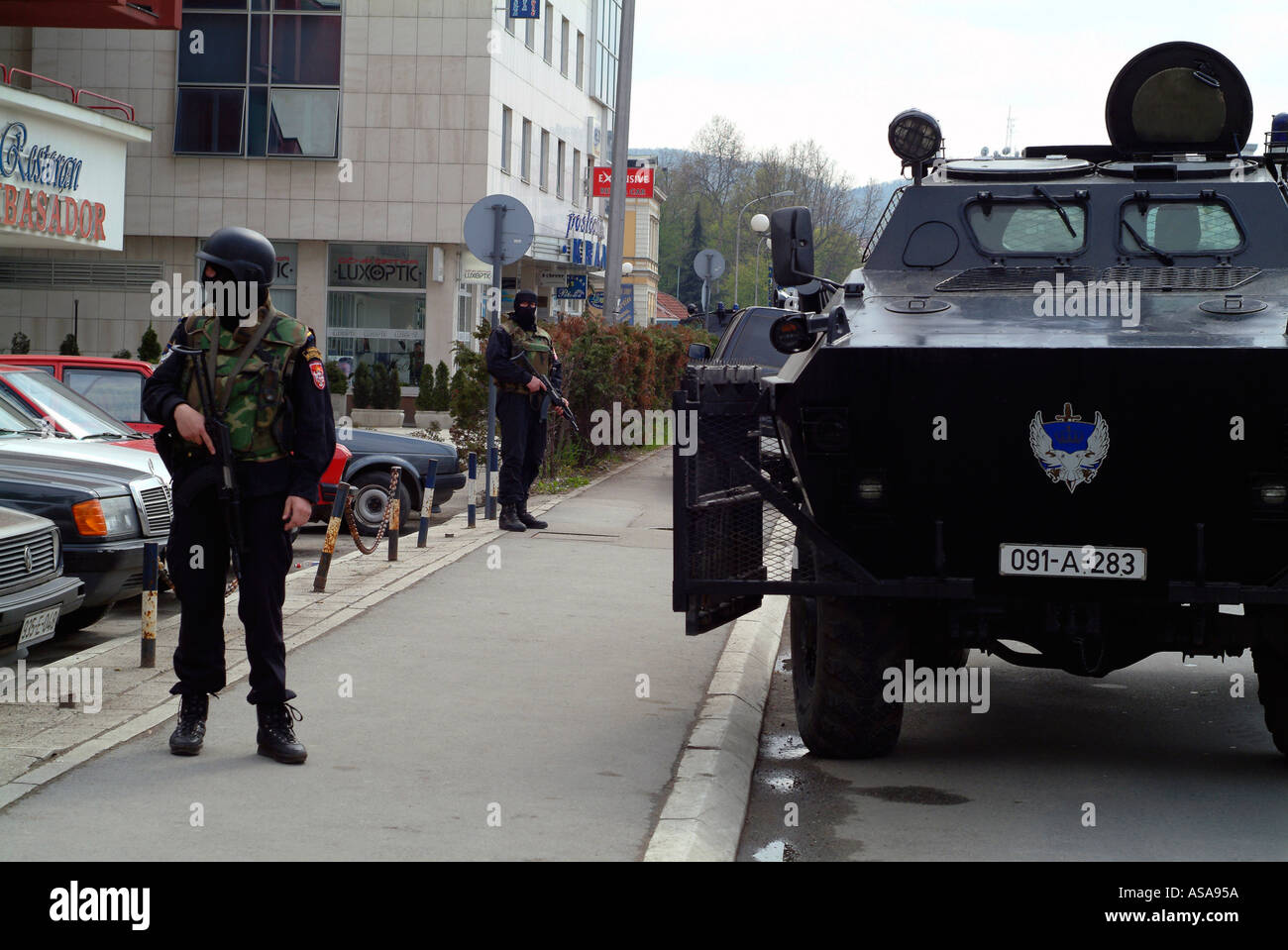 Bosnisch-serbischen Spezialeinheiten und ihre BRDM gepanzerten Fahrzeug auf den Straßen von Banja Luka bei einer Razzia gegen die organisierte Kriminalität Stockfoto