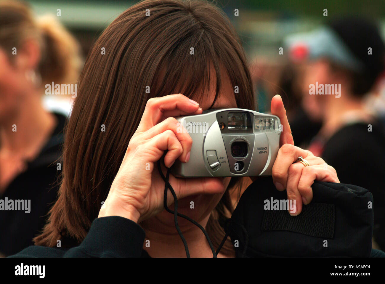 Frau mit Hilfe einer Kamera Stockfoto