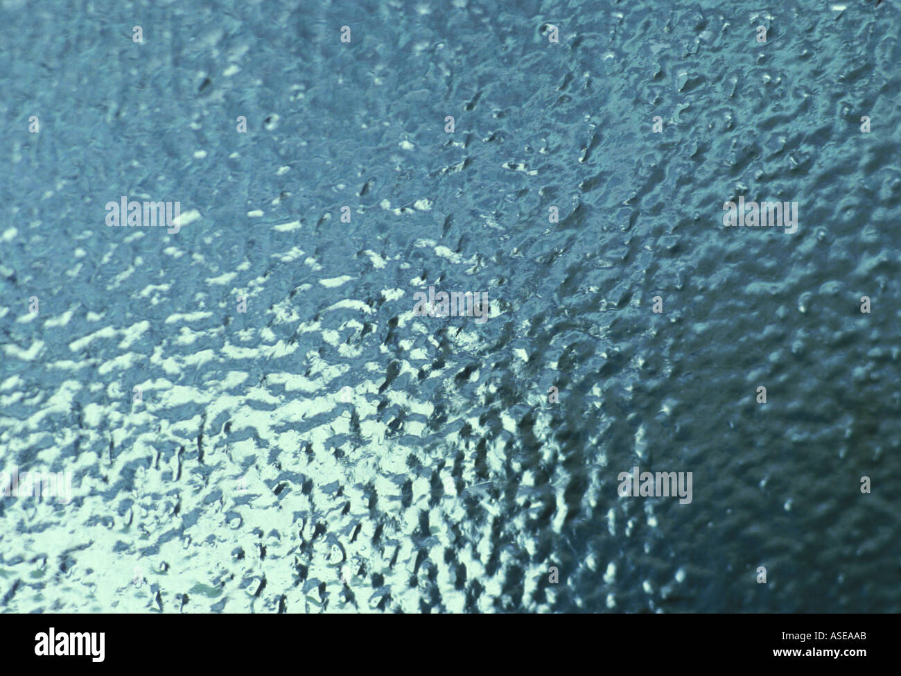 Eis auf einem Autofenster Stockfoto
