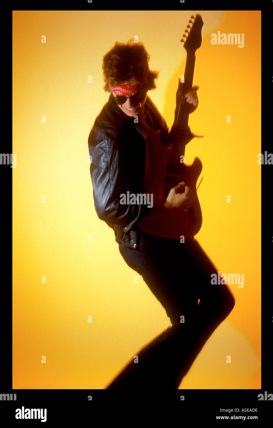 Rock And Roll Musiker schmettert ein Riff auf einer e-Gitarre Stockfoto