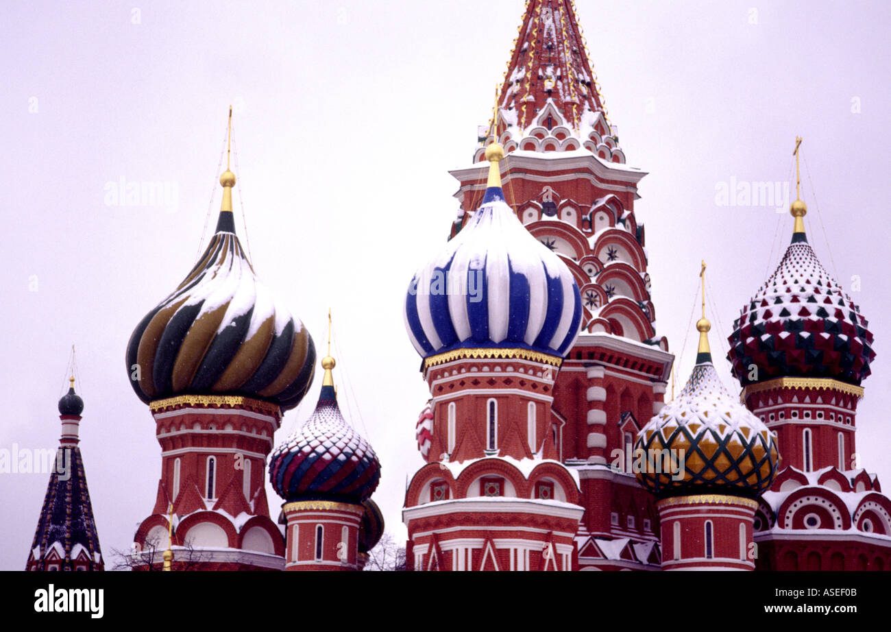 Basilius Kirche der Kreml am Roten Platz Schnee bedeckt Farbe verzierten Kuppeln Moskau Russland Europa Stockfoto