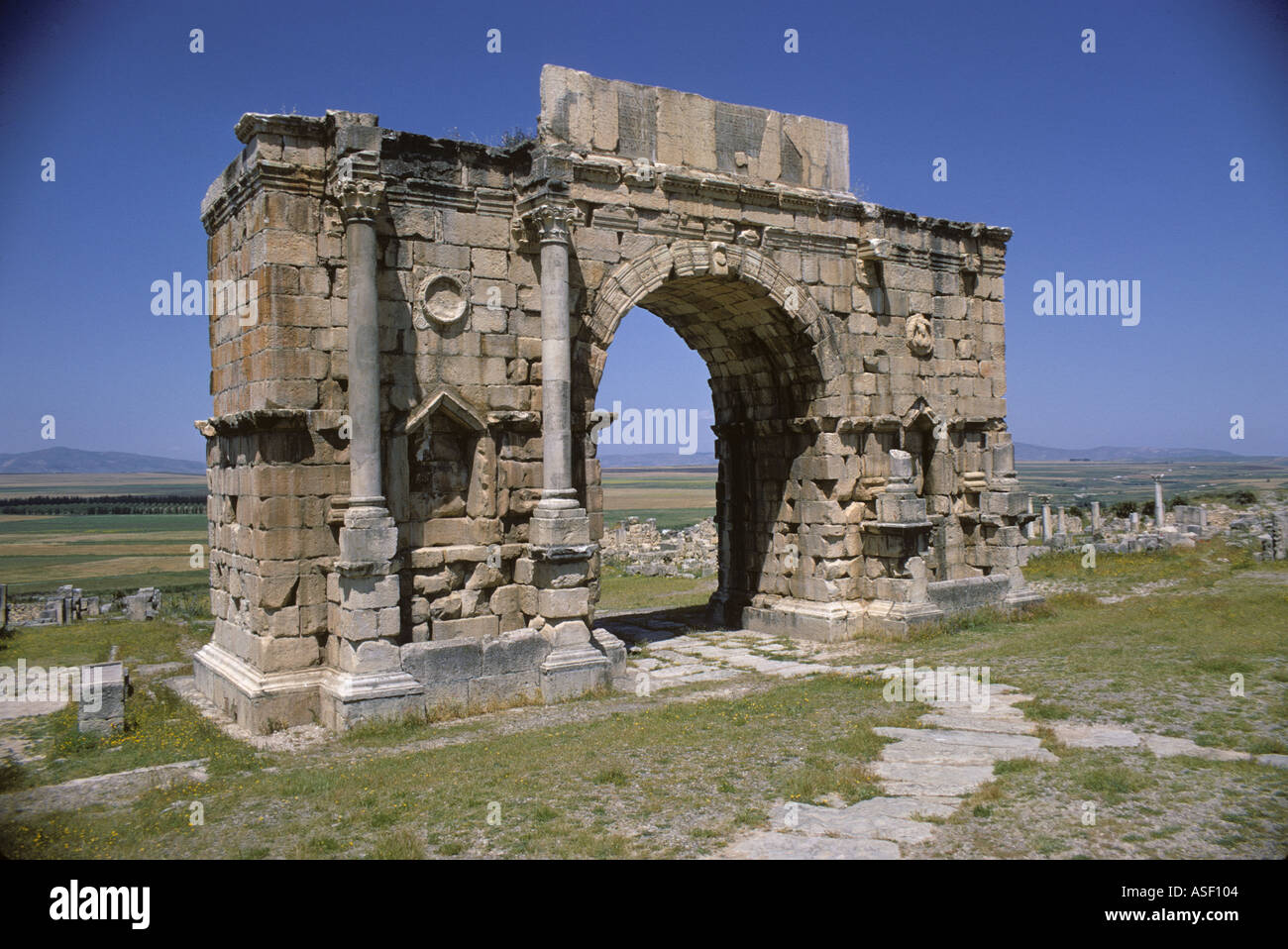 Triumphal Bogen Haupttor Volubilis Marokko auf der main street Decumanus Maximus Roman ersten Jahrhundert n. Chr. auch genannt Tanger g Stockfoto