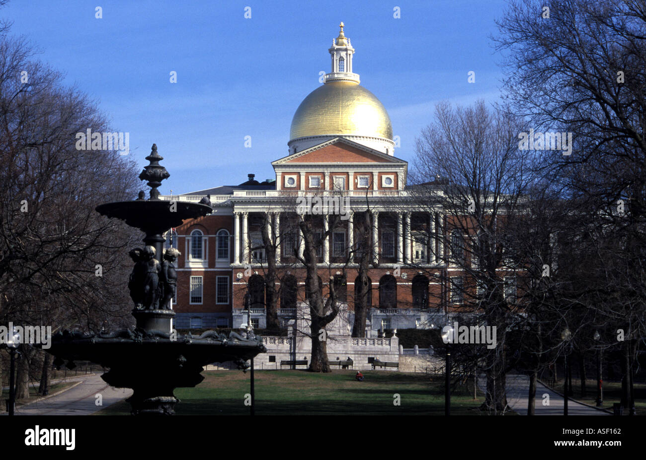 Das Massachusetts State House auf dem Beacon Hill in Boston gesehen vom Boston Common Stockfoto