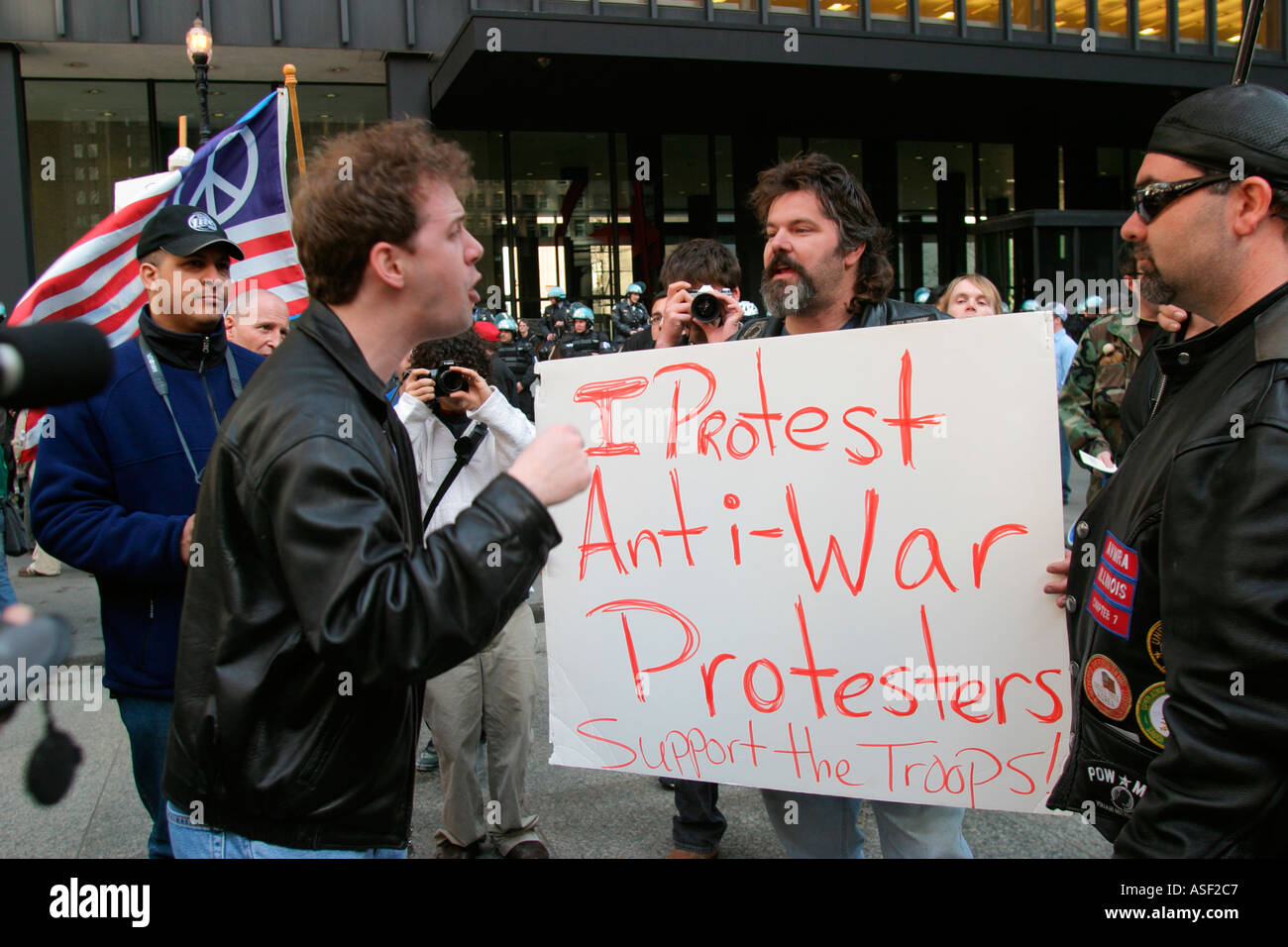 Chicago Anti Krieg Aktivist argumentiert mit einem Veteran während einer Kundgebung gegen den Krieg im Irak Stockfoto