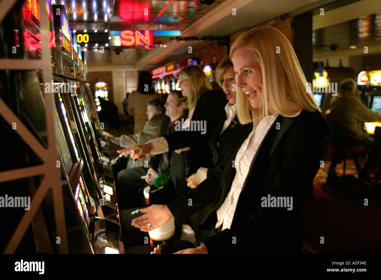 Detroit Michigan Tracy Knapp spielt die Spielautomaten in Greektown Casino s Saturday Night Live Zimmer Stockfoto
