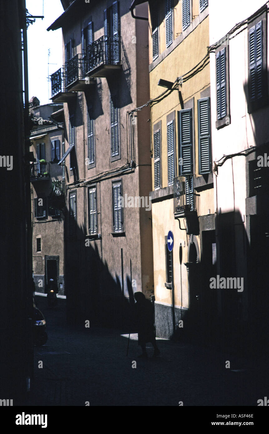 Alte Frau überquert Straße in Viterbo Italien Stockfoto