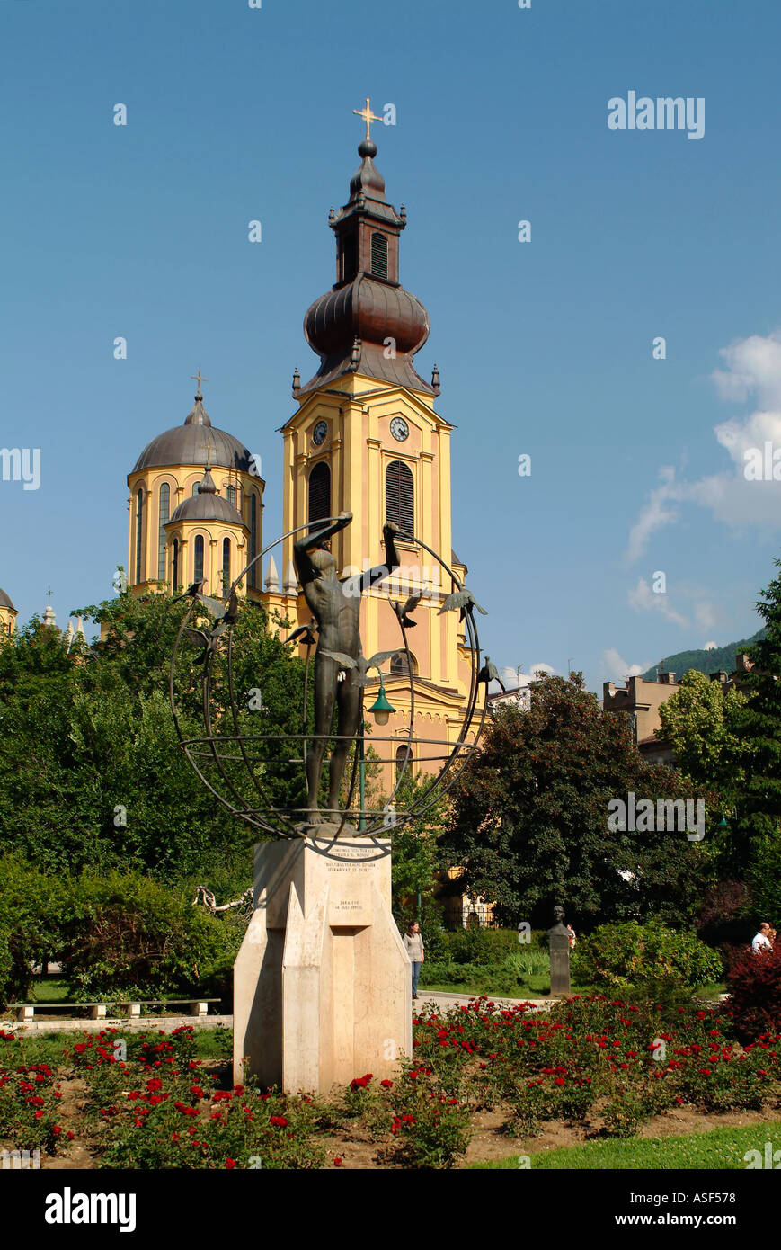 Park-Statue vor der orthodoxen Kirche der Heiligen Mutter Gottes im Zentrum von Sarajevo Bosnien Herzegowina Osteuropa Stockfoto