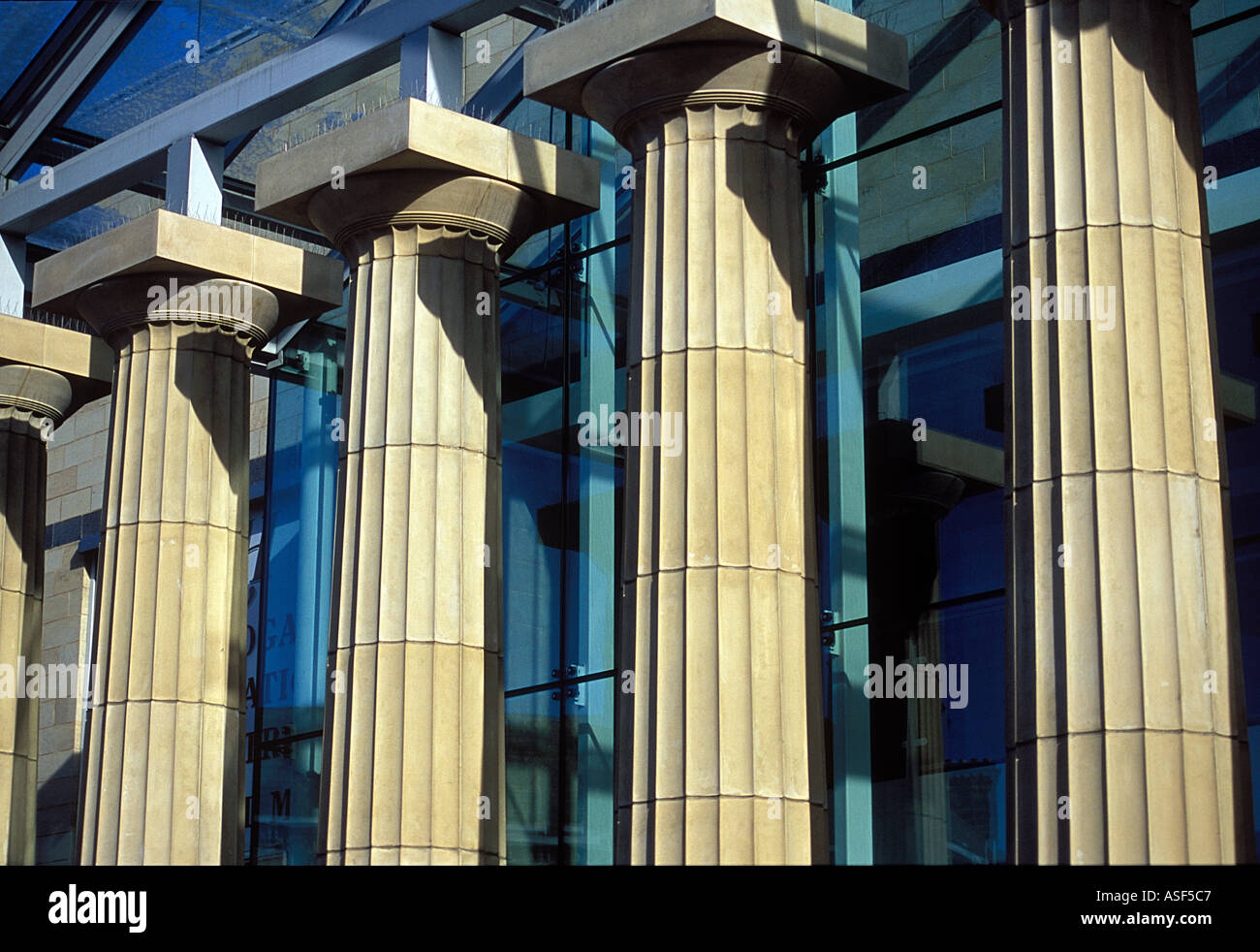 Die Neo klassische Fassade des Konferenzzentrums Ausstellung in Harrogate Yorkshire UK Stockfoto