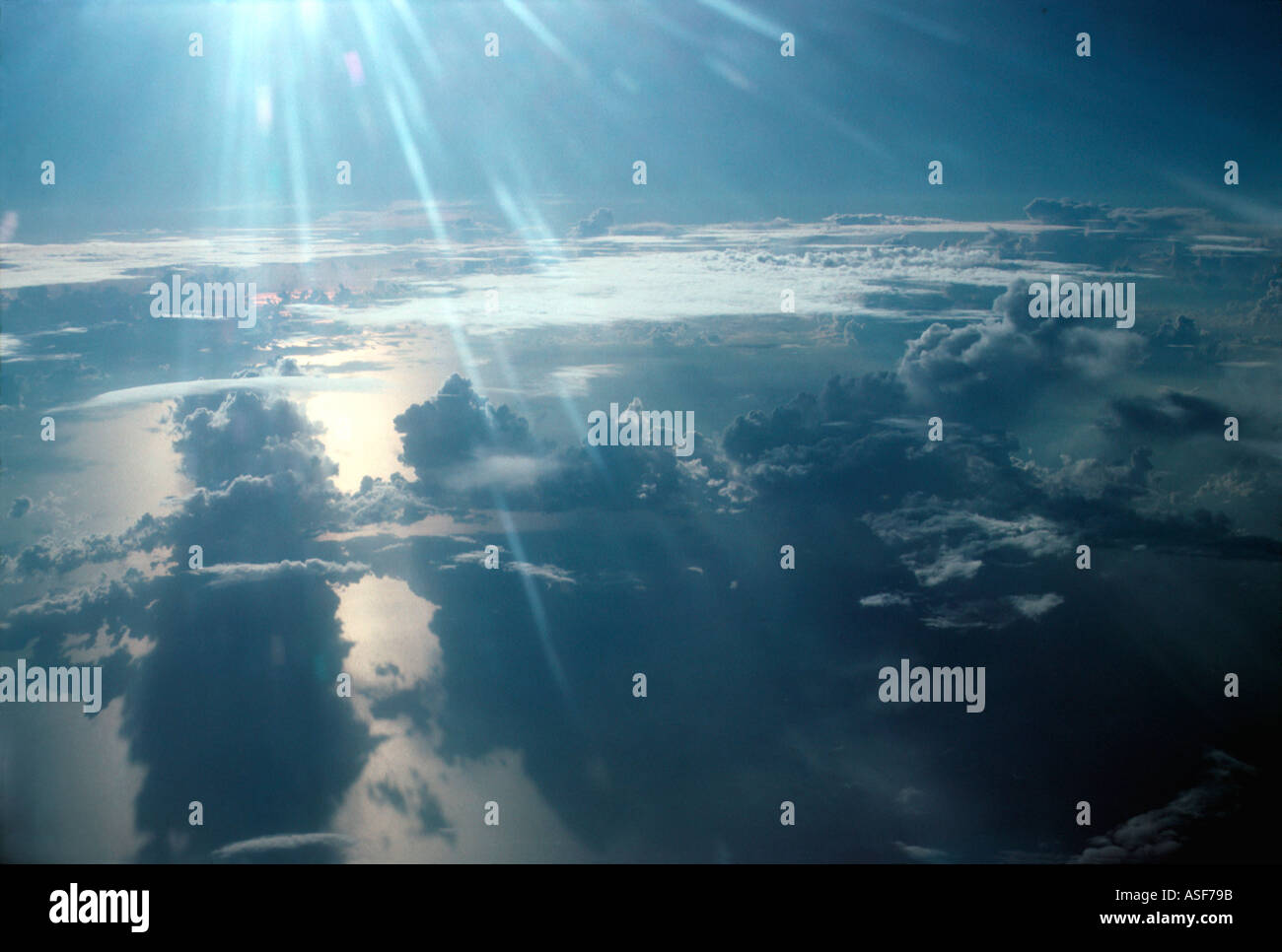 Luft-Luft-Ansicht von Sonnenlicht durch Wolken Stockfoto