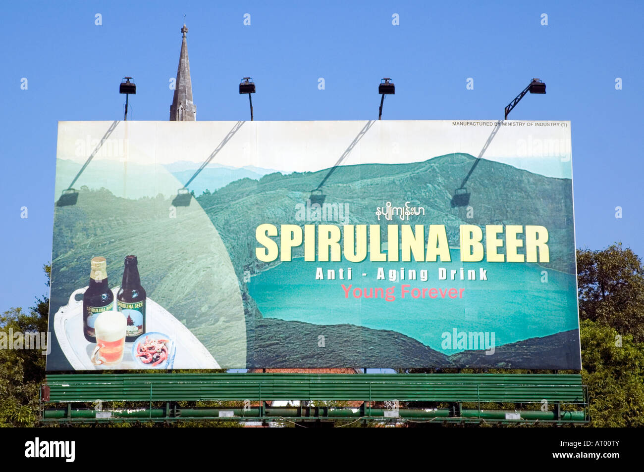 Plakatwerbung Spirulina Beer in Yangon, Myanmar Stockfoto