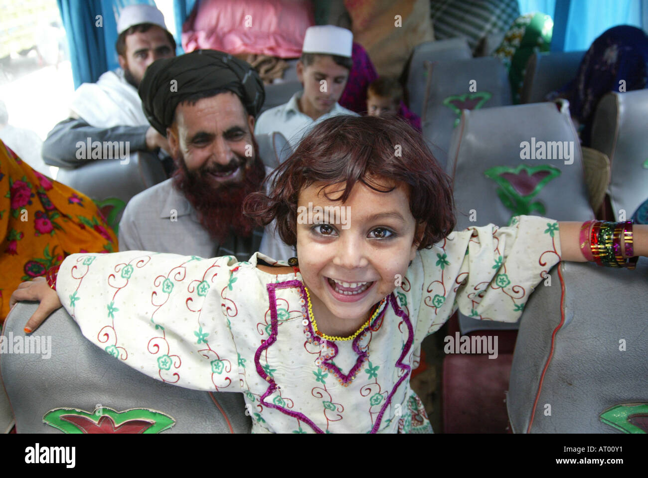 afghanische Flüchtlinge in Peschawar gezwungen, nach Afghanistan zurückzukehren Stockfoto