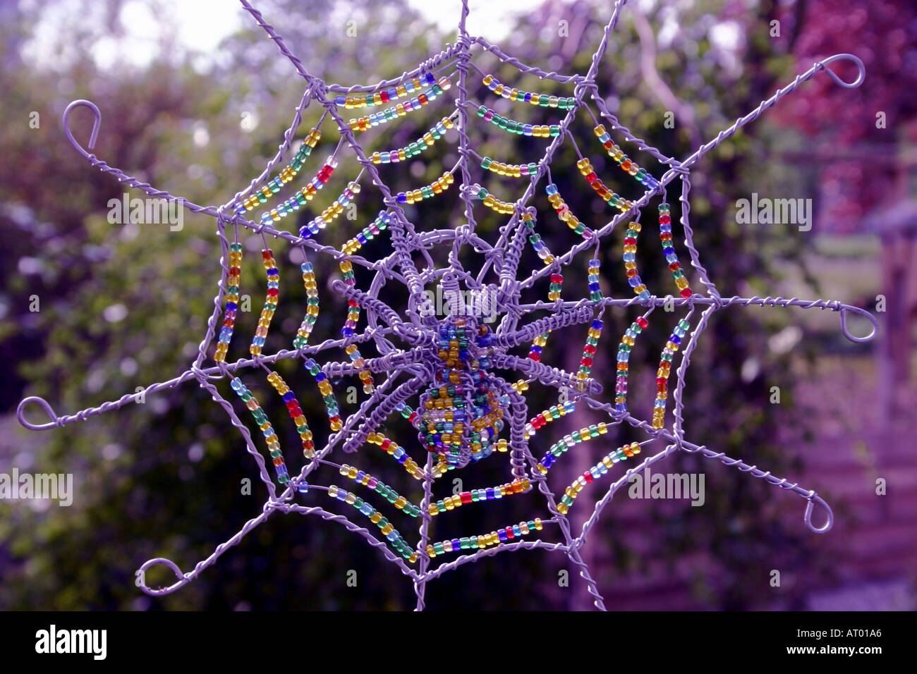 knstliche Spinne und Netz aus Perlen Zulu Art South Africa Stockfotografie  - Alamy