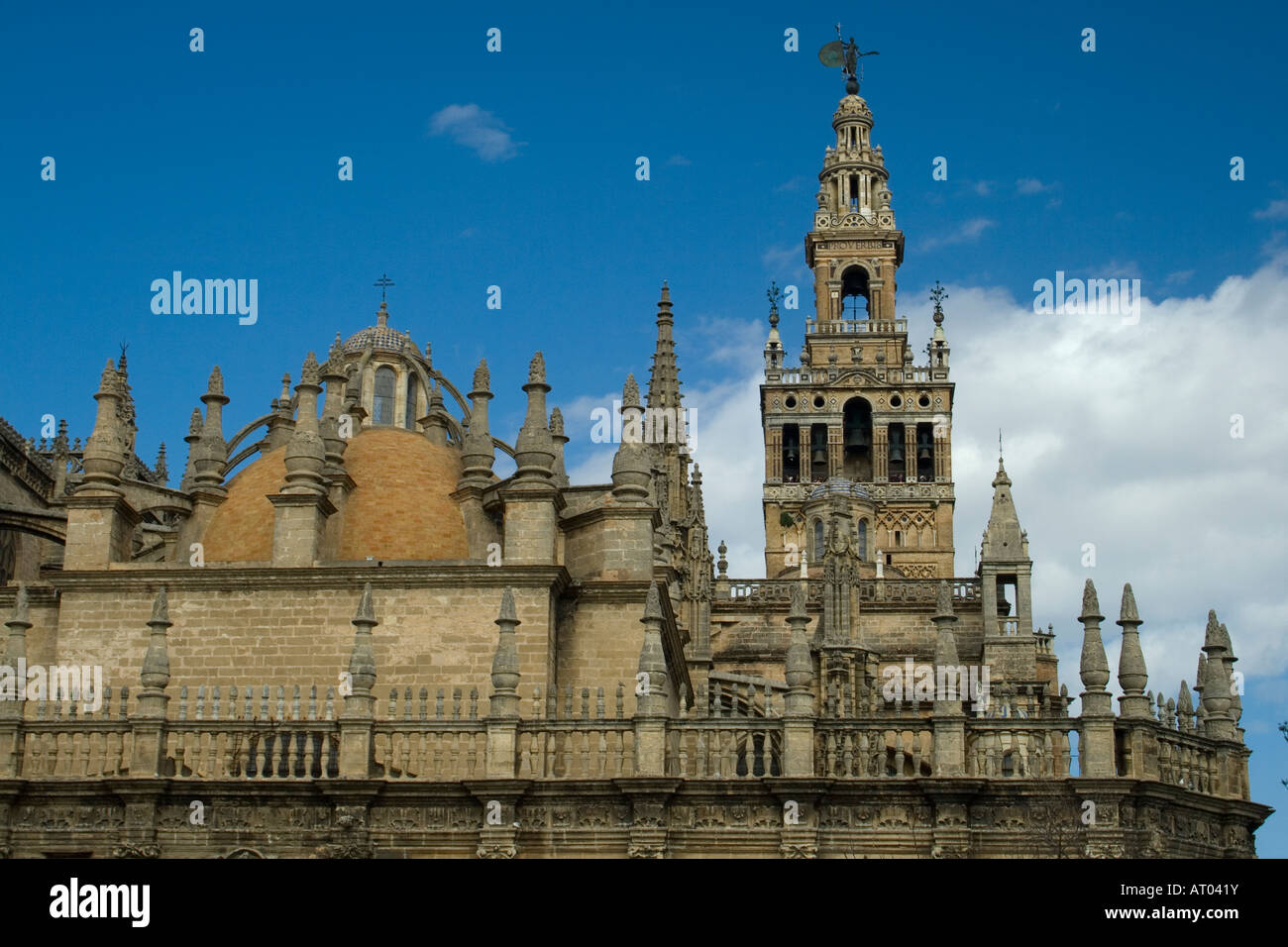 Kathedrale und Giralda von Sevilla (Spanien) - Glockenturm Stockfoto