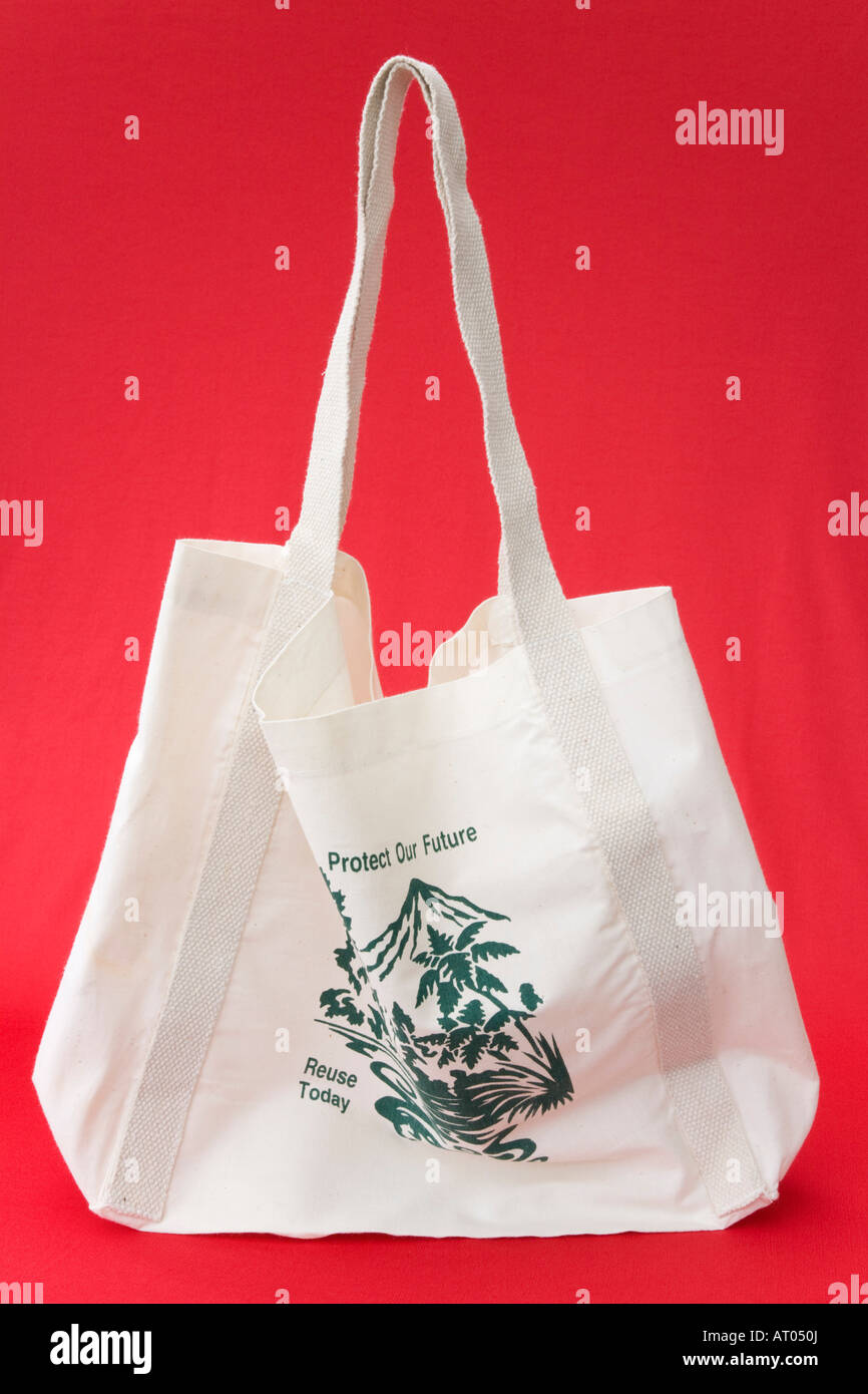 Wiederverwendbare natürliche weiße Baumwolle Shopping Bag gegen roten Hintergrund. England Großbritannien Großbritannien Stockfoto