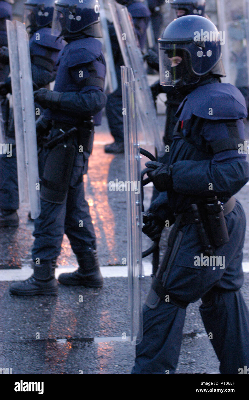 Irische Polizei Einsatz während der Mayday-Protest in Dublin 2004 Stockfoto