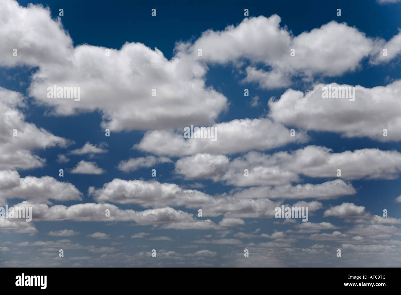 Wolken am blauen Himmel Stockfoto