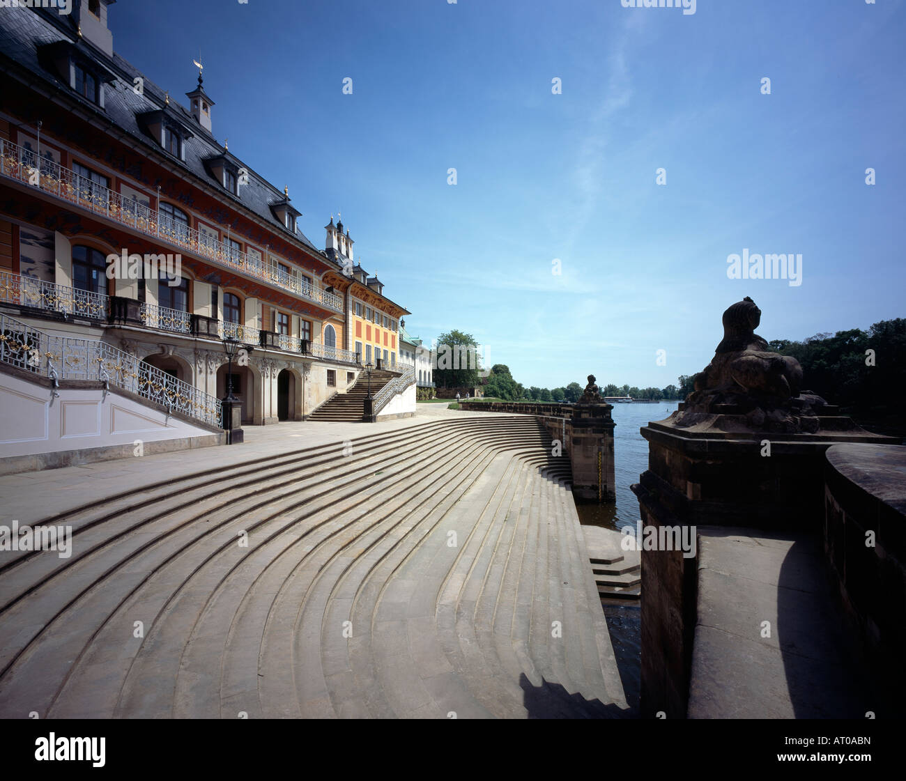 Dresden, Schloß Pillnitz, Wasserpalais Mit Treppe Zur Elbe Stockfoto