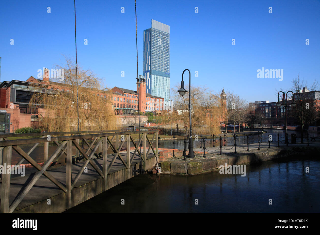 Bridgewater Canal und Wharf mit der Beetham Tower im Hintergrund Castlefield, Manchester, England, UK. Stockfoto