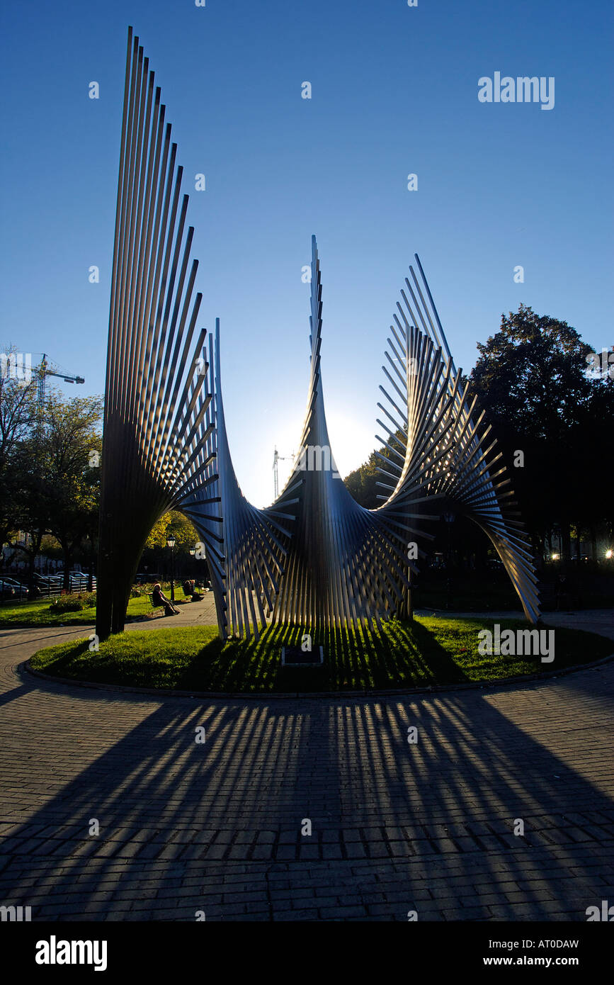 moderne Stahl-Skulptur, die die Gestalt eines Engels und, dass es ihre Schatten über den Boden Projekte Stockfoto