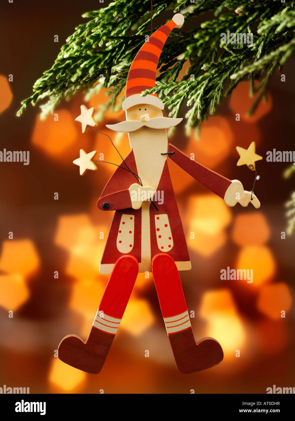 Handbemalt Holz Weihnachtsmann, Weihnachtsmann, Weihnachtsdekoration gegen eine Raum-Kulisse Stockfoto