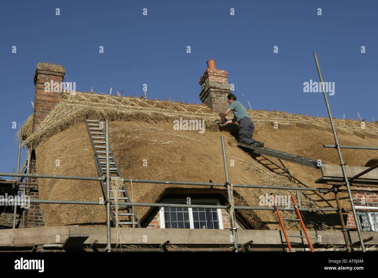 Thatcher bei der Arbeit im Dorf Chilton Foliat Stockfoto
