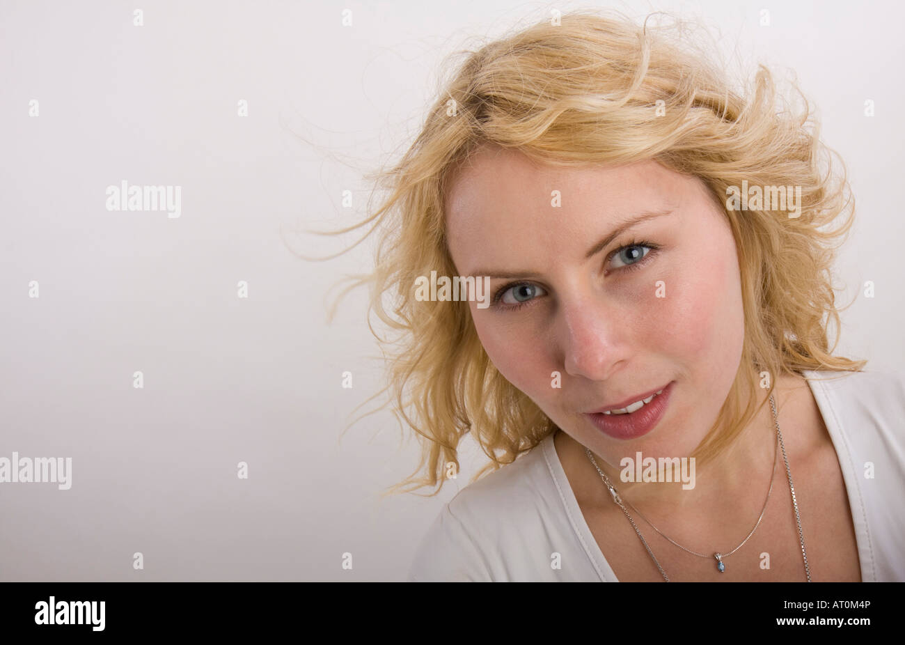 Porträt einer jungen blonden Frau Stockfoto