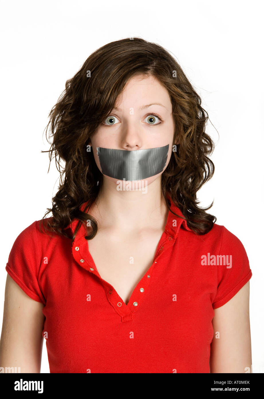 Porträt von Teenager-Mädchen mit Mund mit Klebeband geschlossen vor weißem Hintergrund Stockfoto