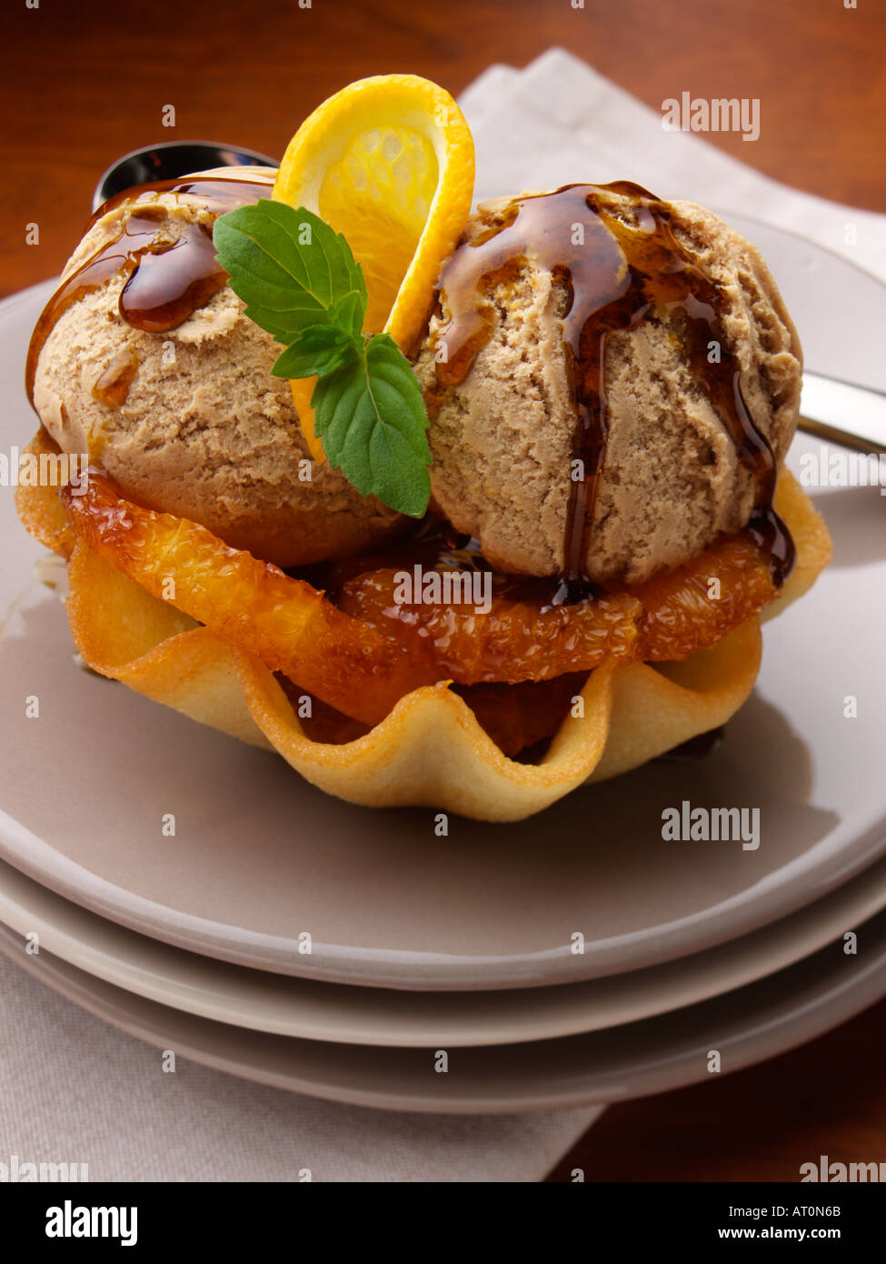 Orange Blumenkorb Karamell Eis Stockfoto