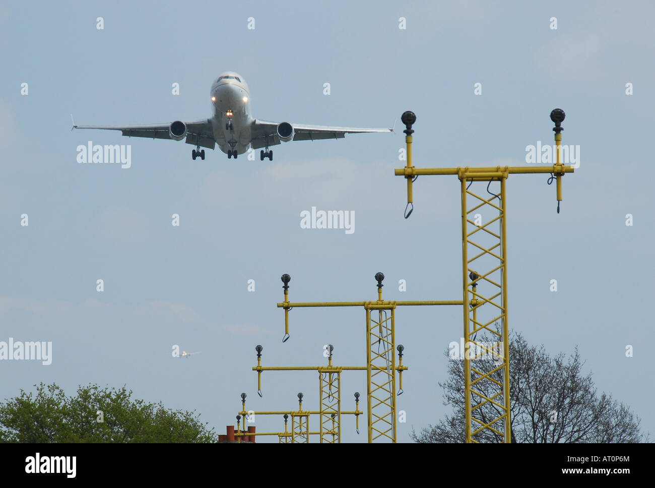 Ein Widebody-Verkehrsflugzeug über die ILS im Endanflug zum Flughafen London Heathrow Stockfoto