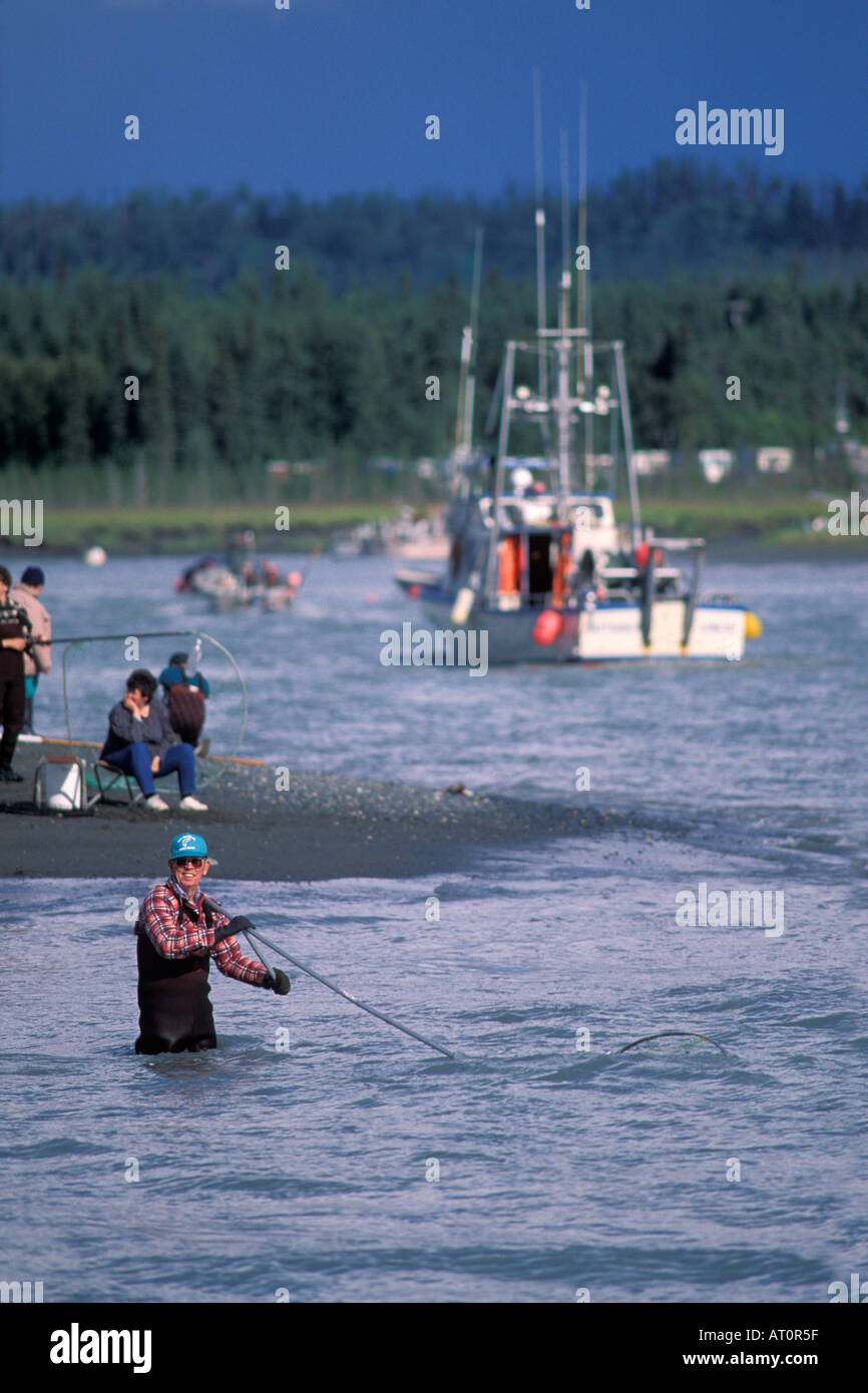 kommerzielle Dip net Fischer fangen in der Kasilof River Cook Inlet Kenai-Halbinsel Alaska Sockeye Lachs Oncorhynchus nerka Stockfoto