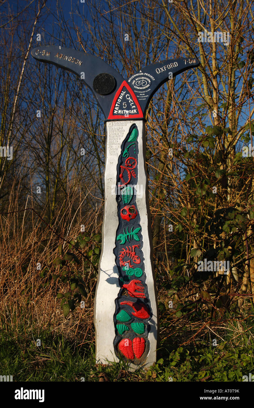 [Millennium Meilenstein], Sustrans National Cycle Network, Route 5 am Radley zwischen Abingdon und Oxford, Oxfordshire, England, Vereinigtes Königreich Stockfoto