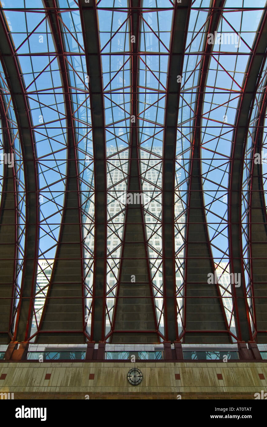 Vertikale Weitwinkel von Canary Wharf Tower, aka One Canada Tower durch das Glasdach der DLR-Station an einem sonnigen Tag Stockfoto