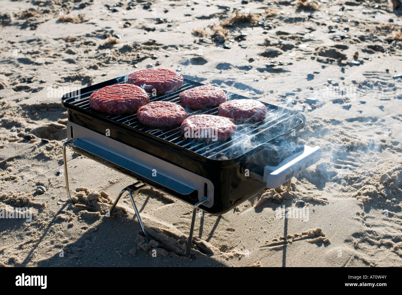 Hacksteaks auf Grill kochen Stockfoto