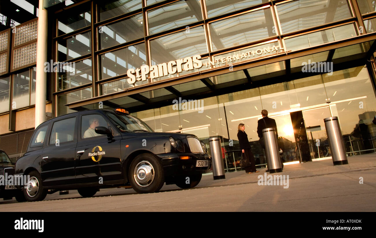Taxi am Bahnhof St. Pancras International Sation London Stockfoto