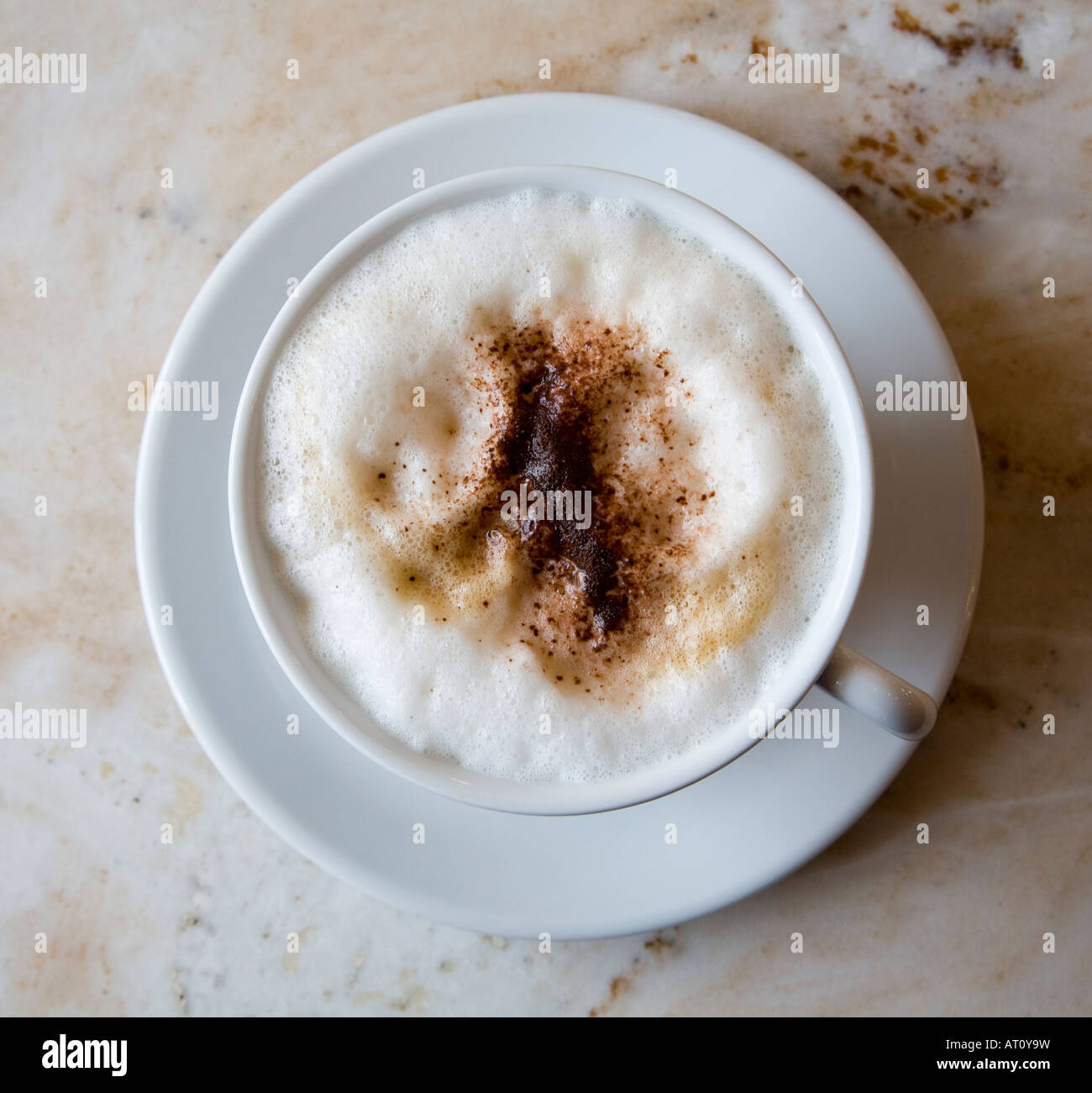Tasse Kaffee mit Schlagsahne und Schokolade bestreut an der Spitze auf Marmor Tischplatte Stockfoto
